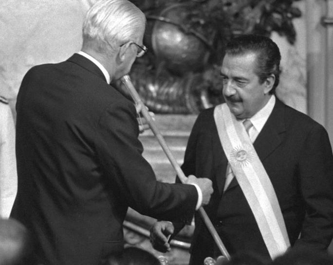 Raúl Alfonsín recibe la banda y el bastón presidencial del último presidente de facto, Reynaldo Bignone.