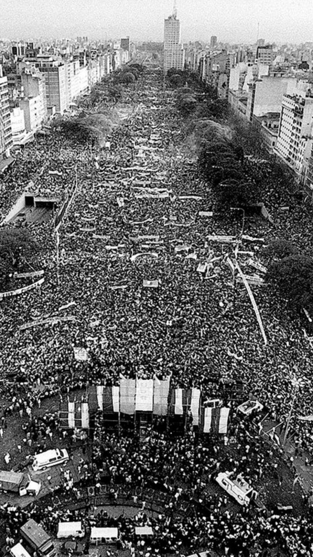Una multitud sobre la Avenida 9 de julio celebra, frente a un escenario, el regreso a la democracia.