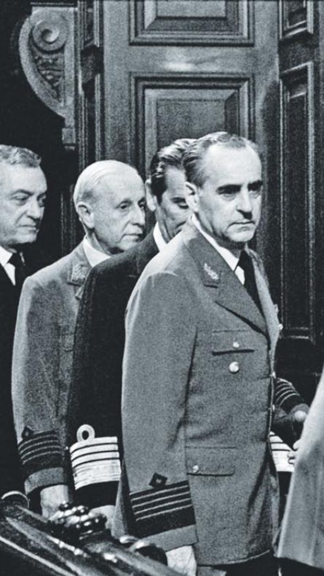 Los jefes de la dictadura rumbo al banquillo de los acusados, bajo la mirada del fiscal Strassera, en septiembre de 1985.