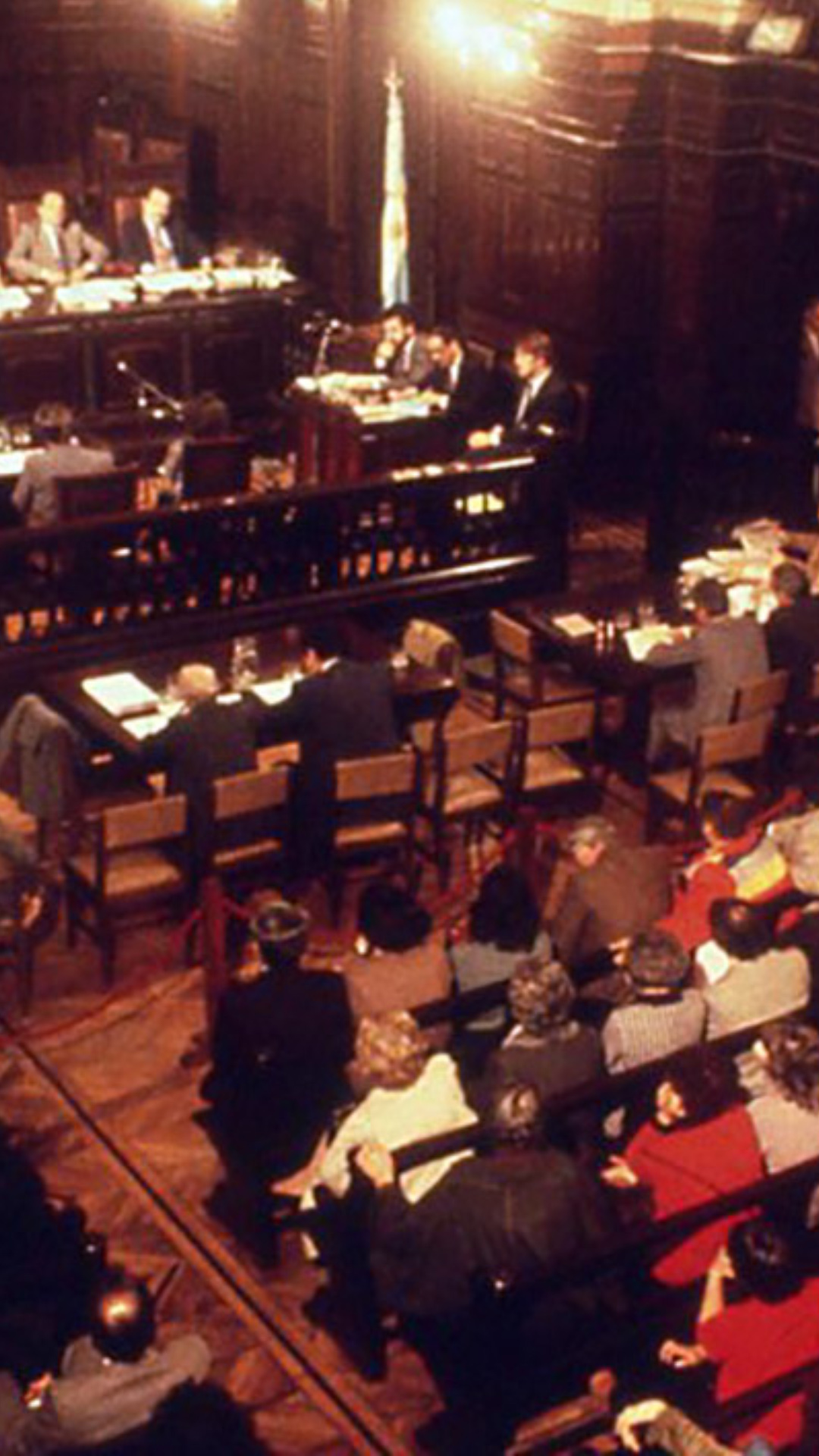 Sala llena en el juicio a la juntas, el público escucha atentamente.