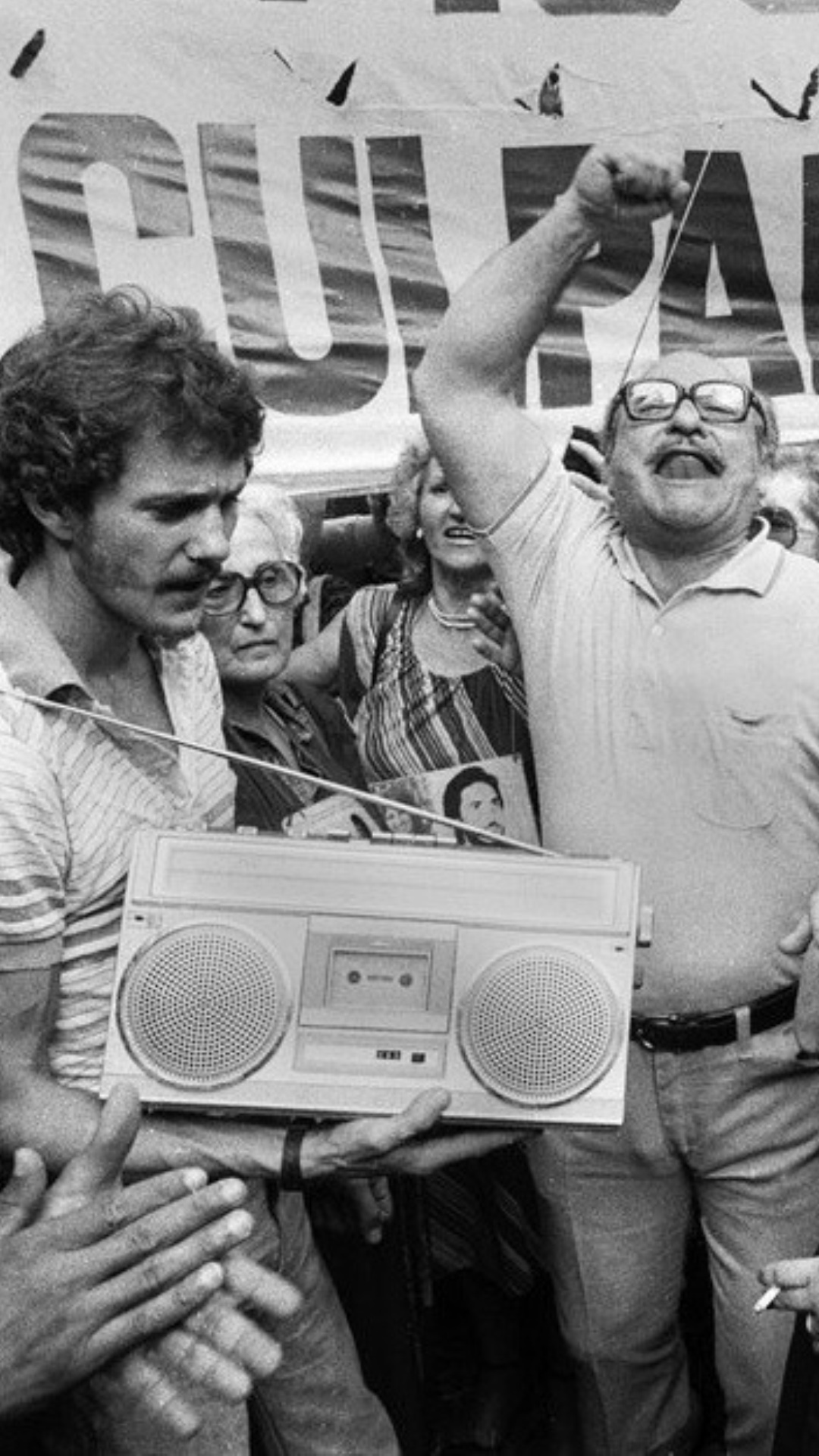 6.	El pueblo, en la calle, escuchando por radio, y festeja las condenas a los responsables de la última dictadura cívico-militar.