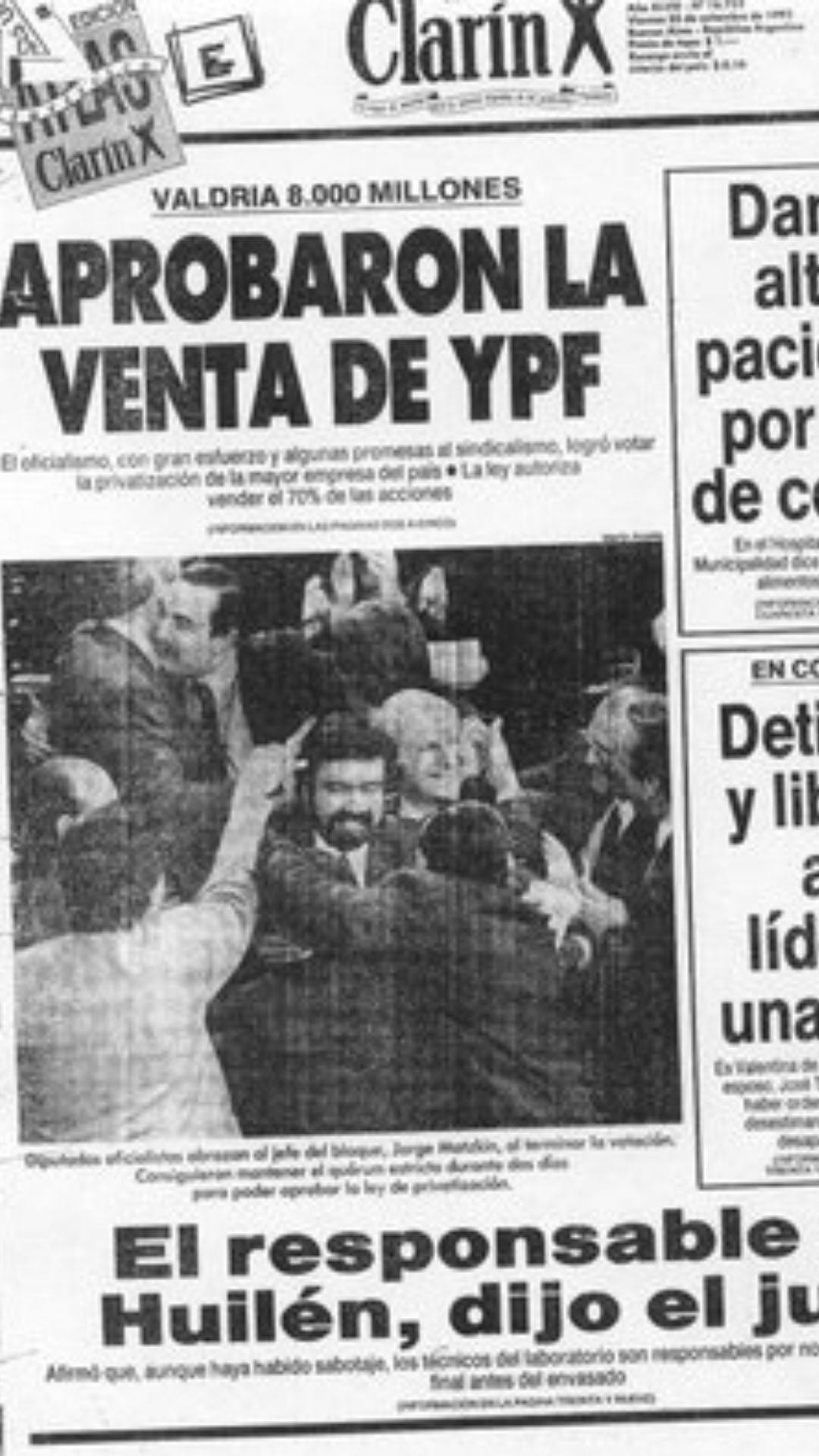 Tapa del diario Clarín del 25 de septiembre de 1992 en el cual titula como noticia principal “aprobaron la venta de YPF” y la foto que describe la noticia muestra a diputados del oficialismo de entonces abrazando al jefe del bloque. Se los ve contentos por haber logrado la aprobación de la ley. La tapa del diario se reparte en 4 noticias restantes de menor relevancia.
