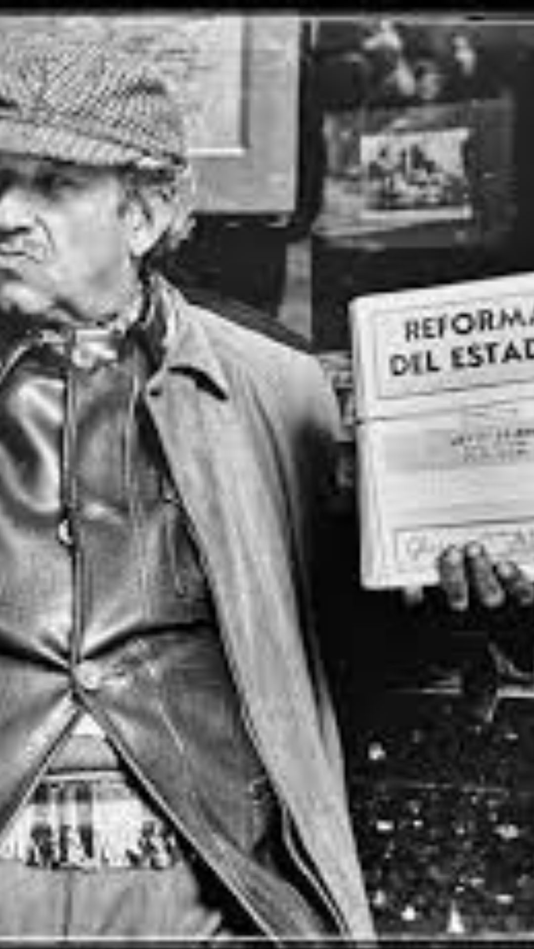 Foto de blanco y negro. Una persona de frente a la cámara. Tiene su mirada hacia su costado derecho mientras que con la mano izquierda tiene un diario viejo que titula “Reforma del estado”. El sujeto pareces ser un hombre de la calle, por su vestimenta. 