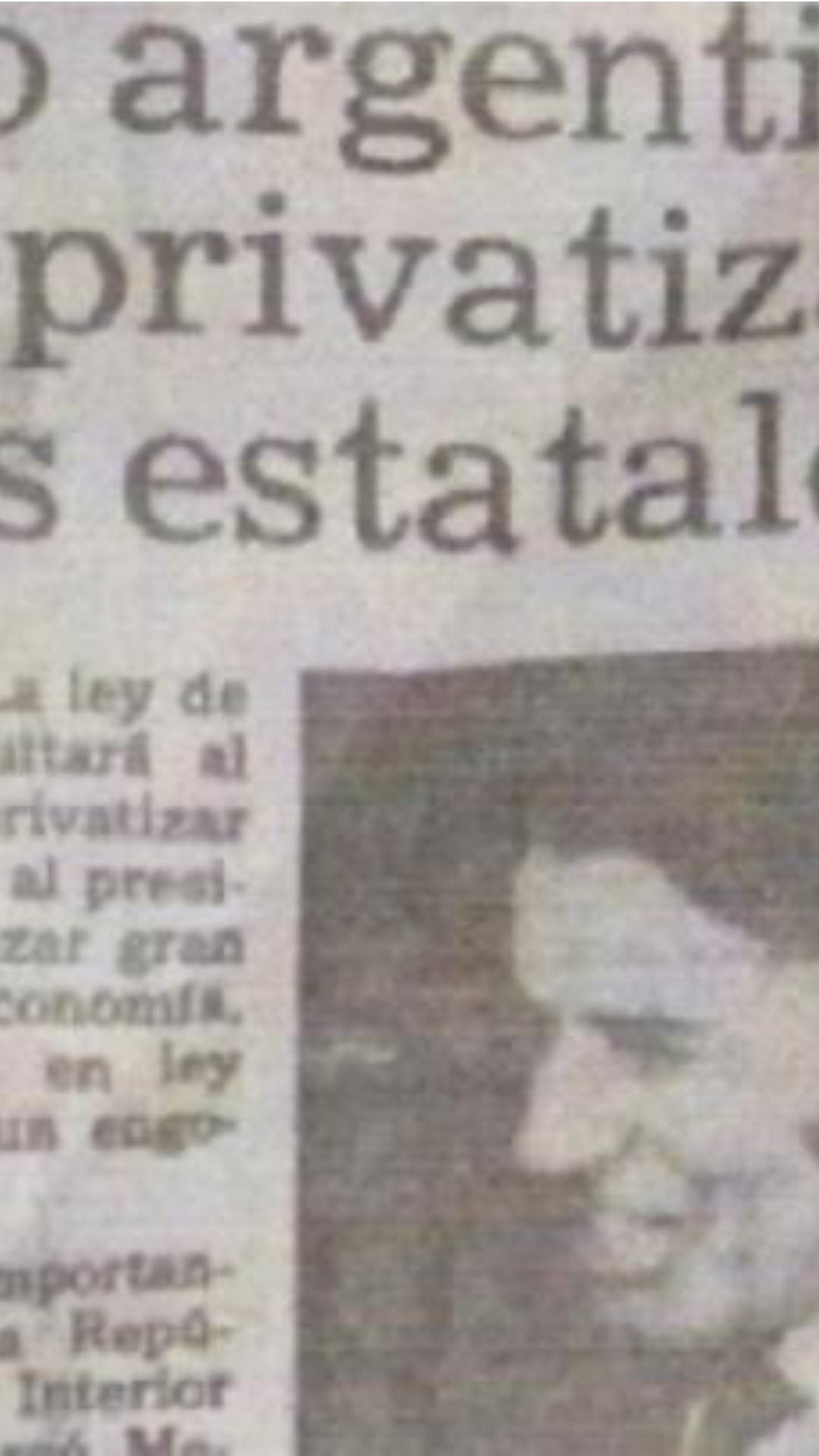 Recorte de noticia de un diario que titula “congreso argentino aprueba privatizar empresas estatales”. Más abajo figura el primer párrafo y parte del segundo, mientras que a lado está la foto de Carlos Menem quien era presidente de la República Argentina en ese entonces.  