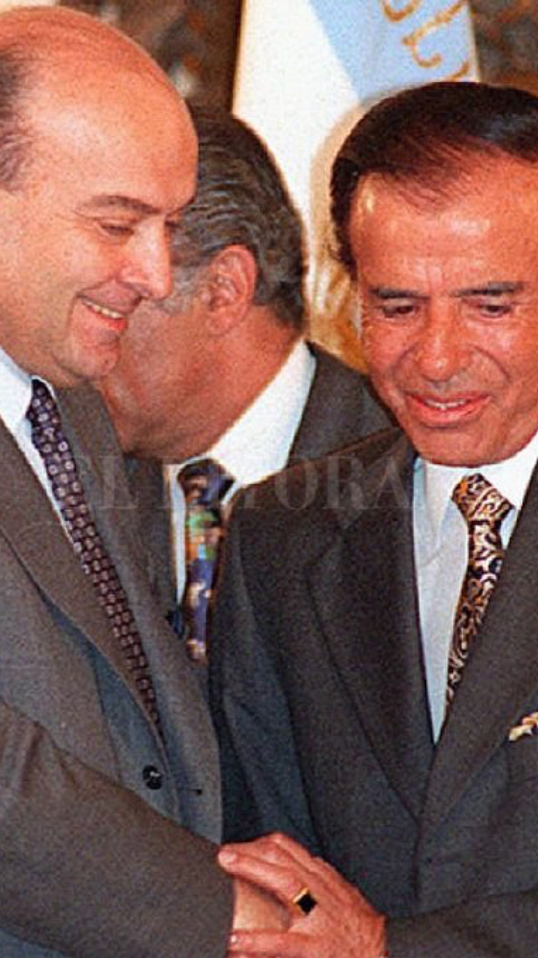 Foto de asunción donde el presidente de esa época, Carlos Menem saluda al a su electo ministro de economía Felipe Cavallo 
