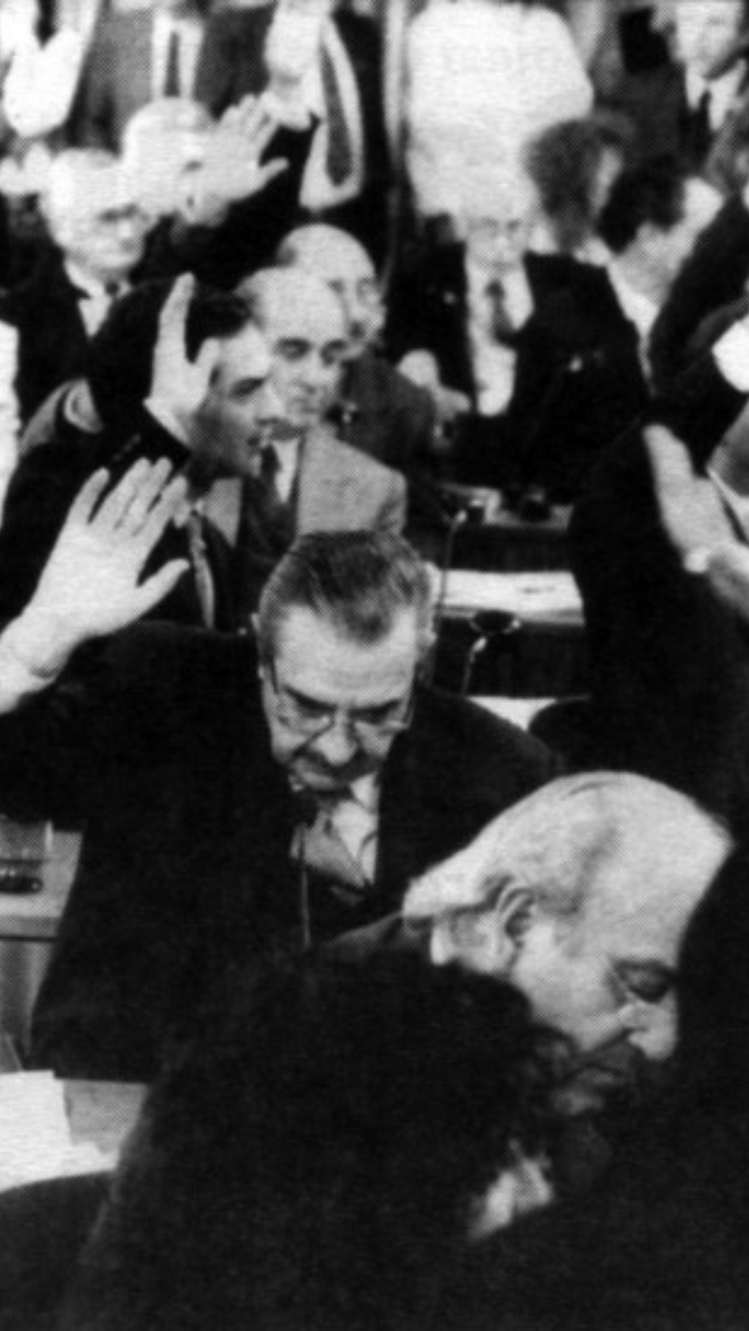 Los constituyentes de 1994, en el recinto, votando. Se lo ve a Raúl Alfonsín levantando la mano.