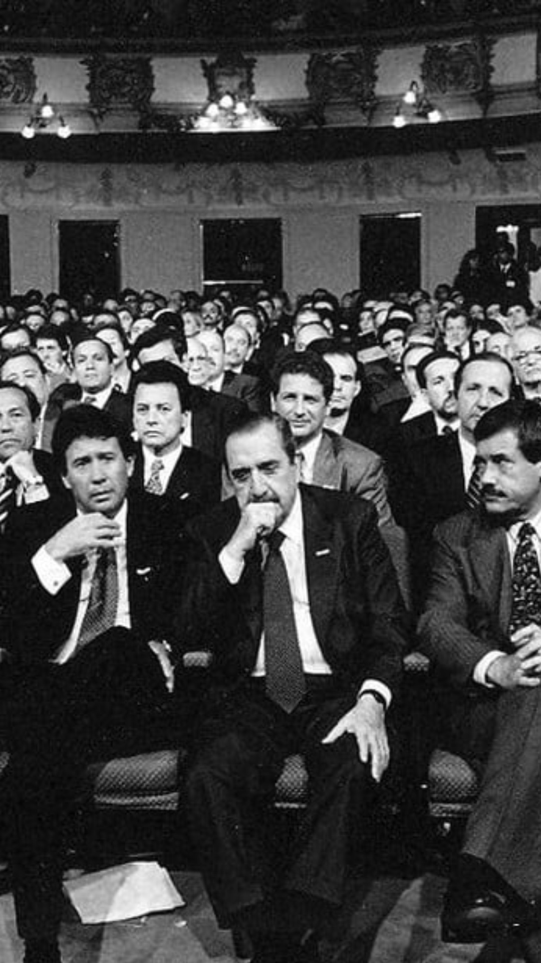 Raúl Alfonsín en el centro de los convencionales constituyentes en Santa Fé en 1994.