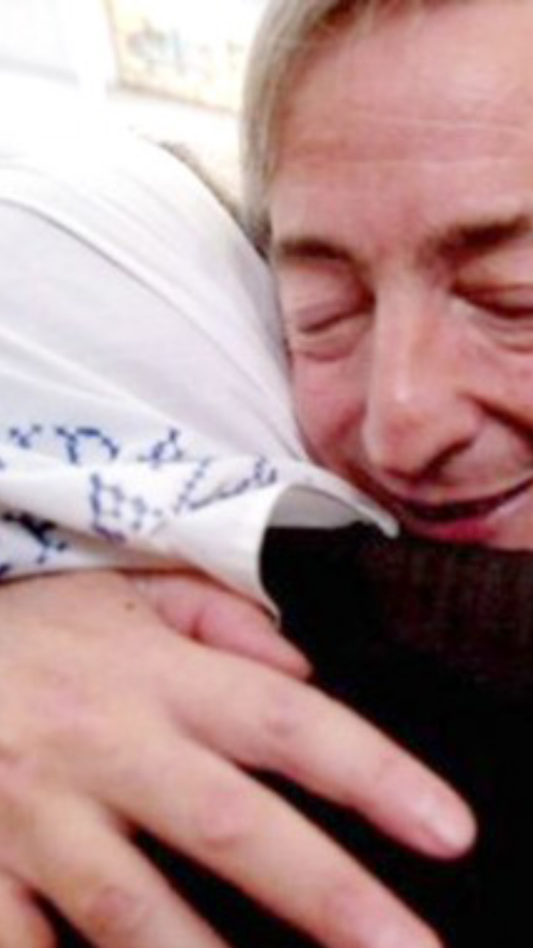 Nestor Kirchner, presidente en 2004, se abraza con Hebe de Bonafini (Madre de plaza de Mayo) a quien vemos de espaldas.