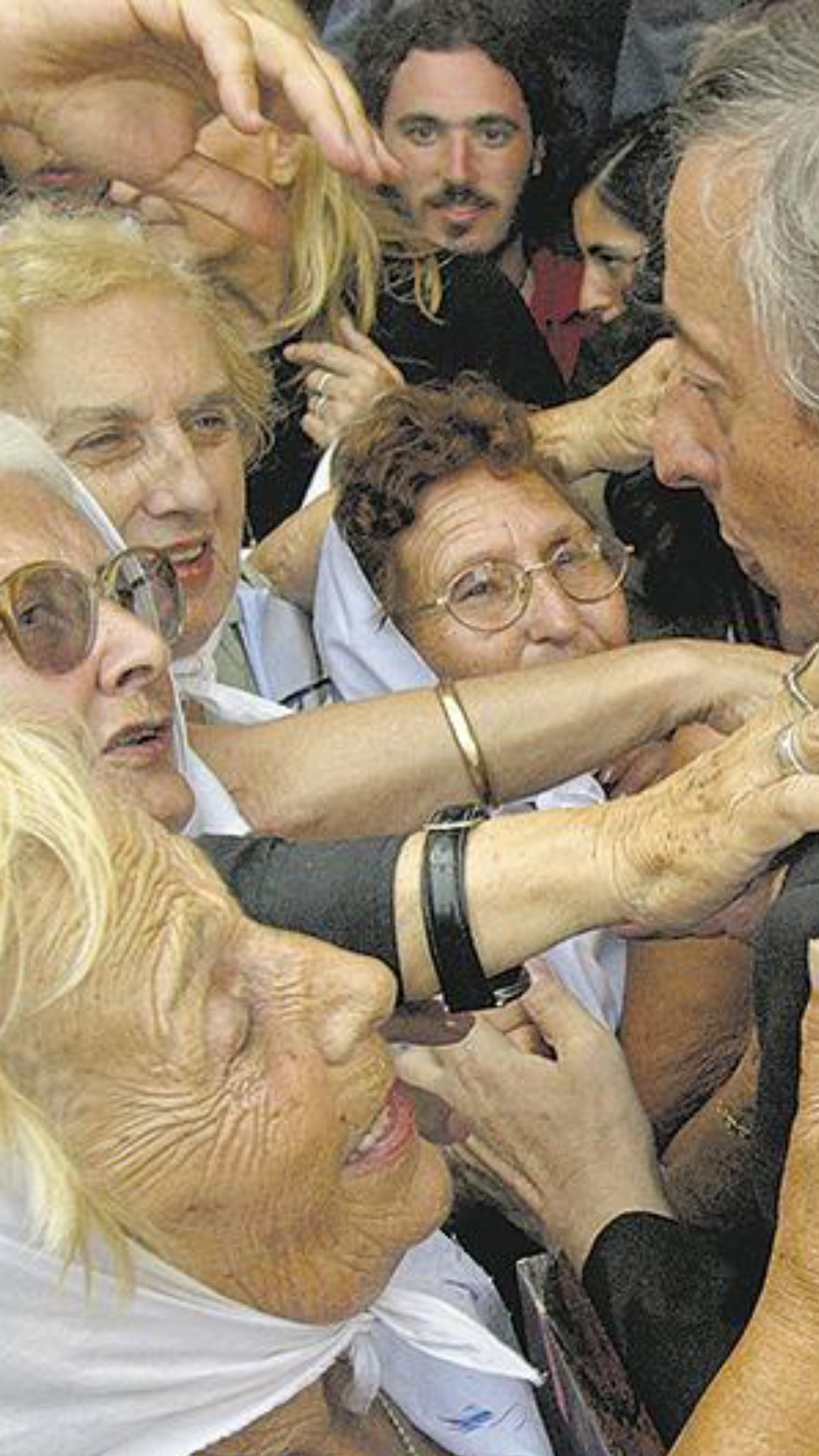 Nestor Kirchner saludando a cuatro Madres de Plaza de Mayo.