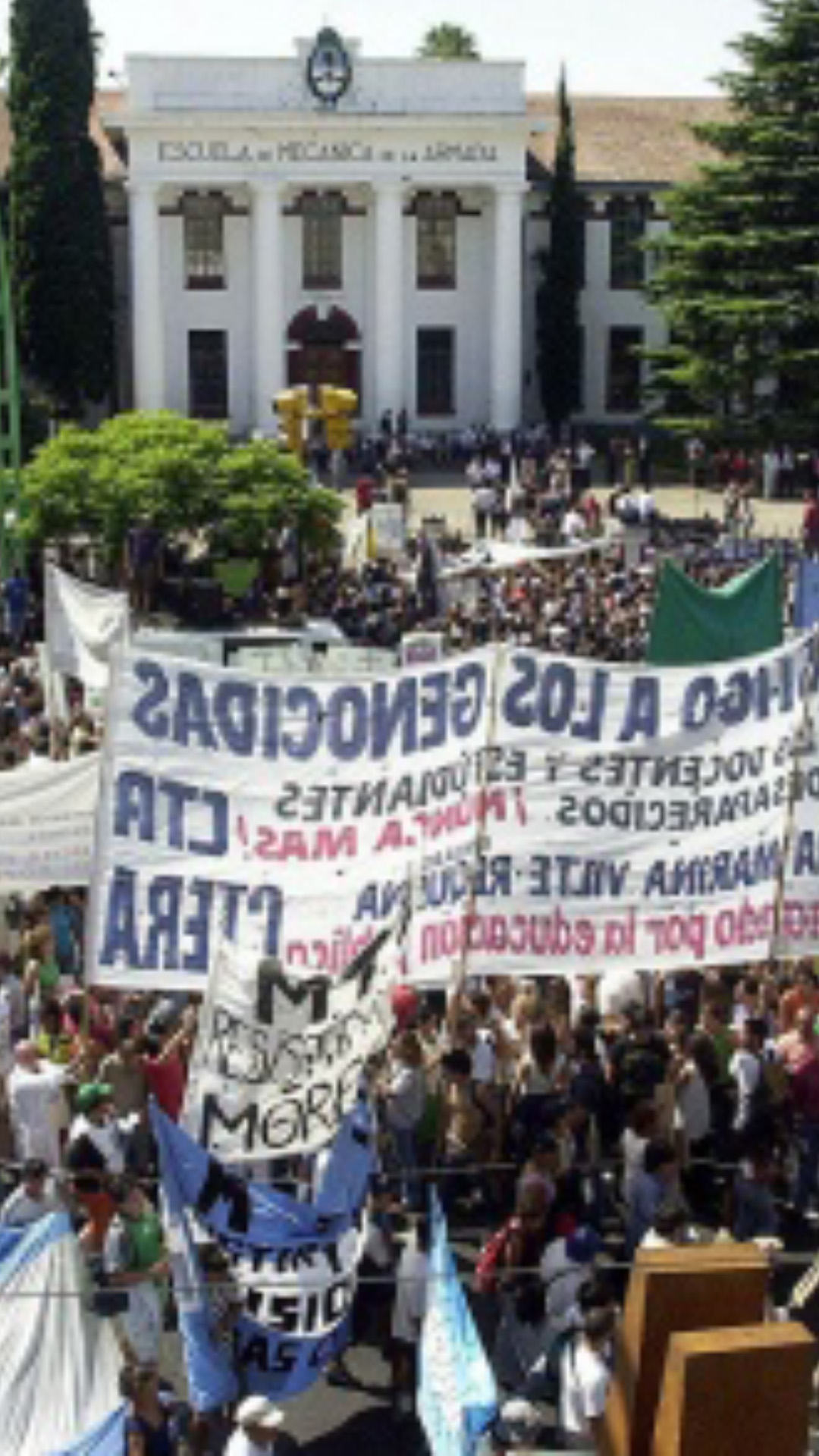 Una multitud de personas frente a la Ex ESMA en el acto del 24 de marzo de 2004.