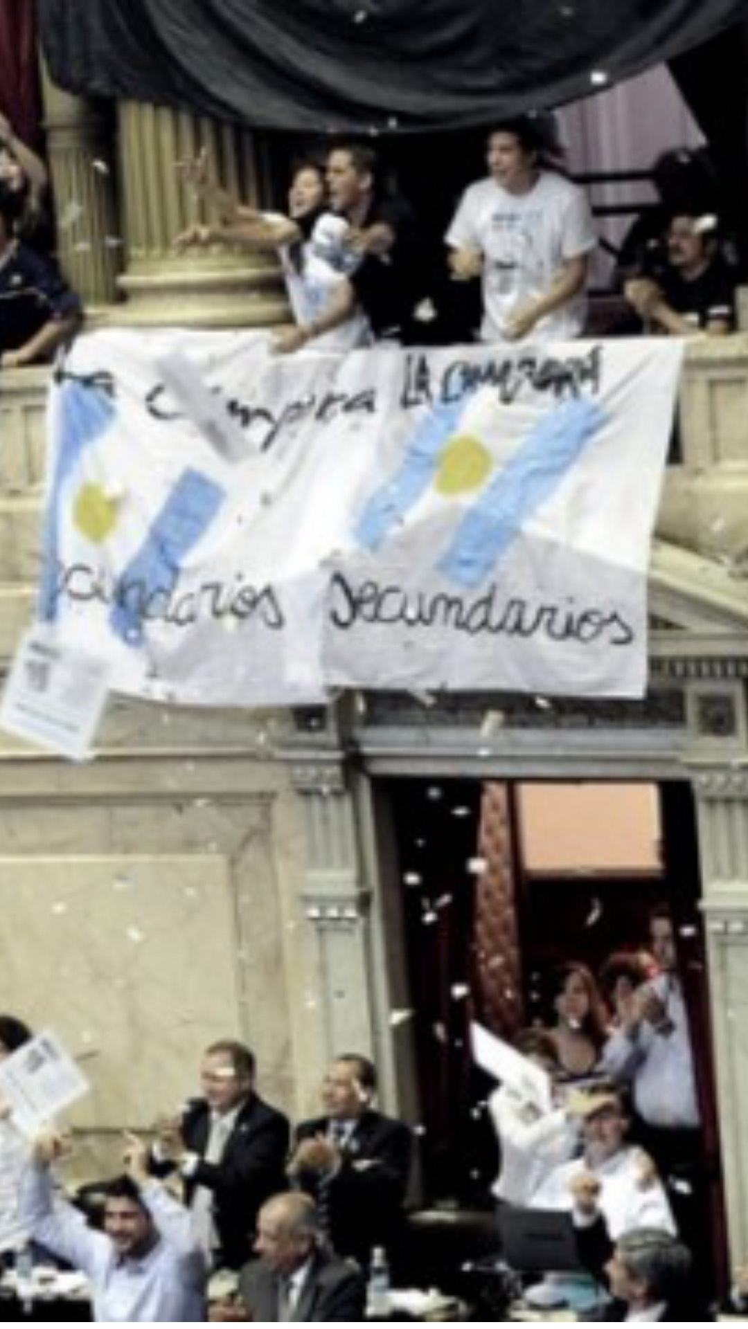 Aprobación de la Ley Voto Jóven en Diputados. Se puede ver la pantalla con los votos afirmativos, en los balcones el festejo de los militantes de “la cámpora” con sus banderas.