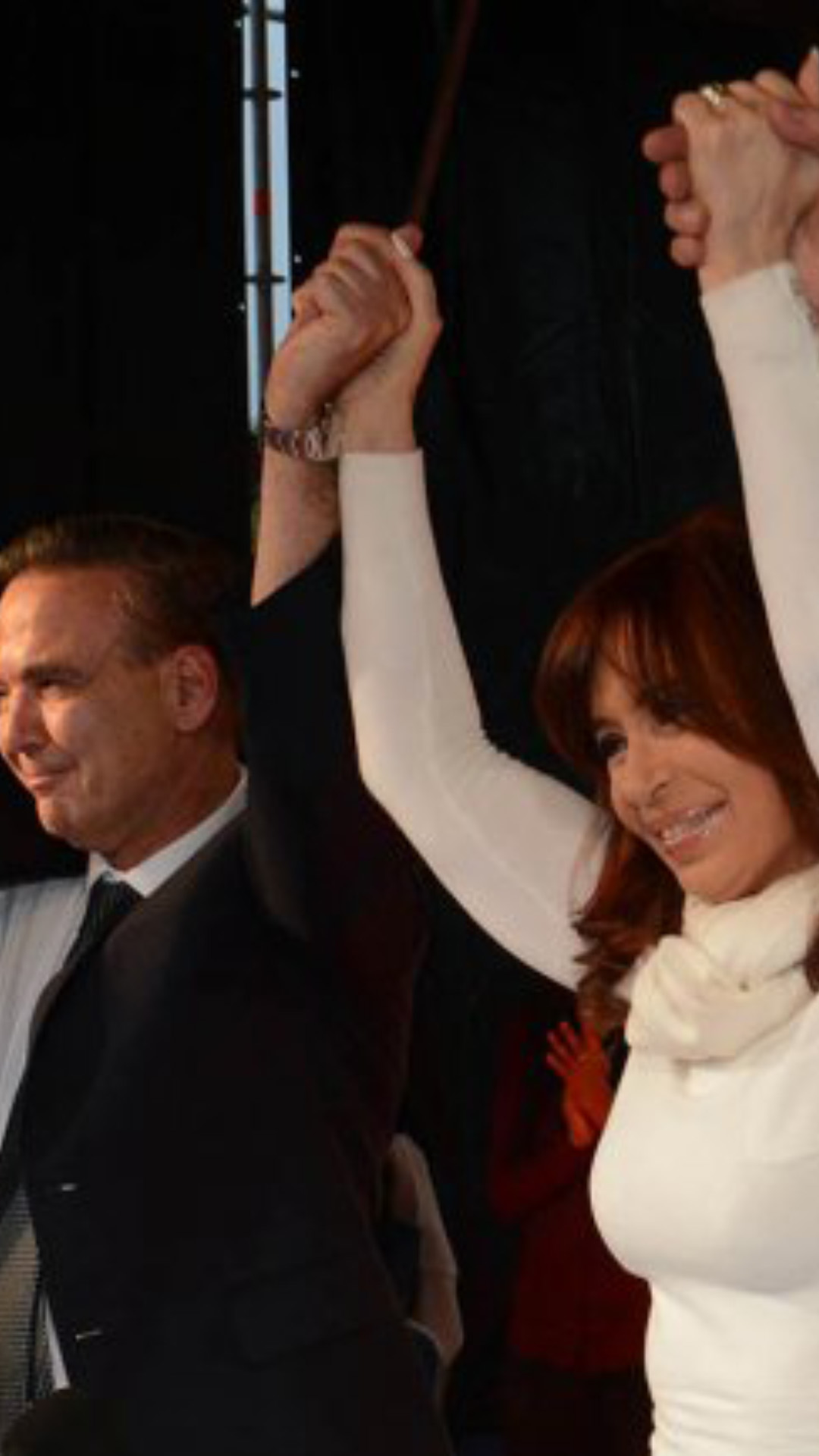 Inauguración de la Universidad Nacional de Río Negro. La entonces Presidenta de la Nación, Cristina Fernandez de Kirchner, con los brazos en alto tomada de las manos junto a otros políticos.